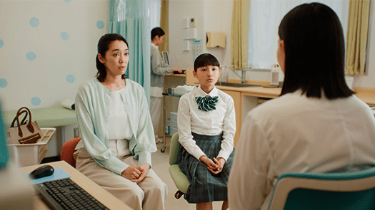 かかりつけのお医者さんにやってきた親子。